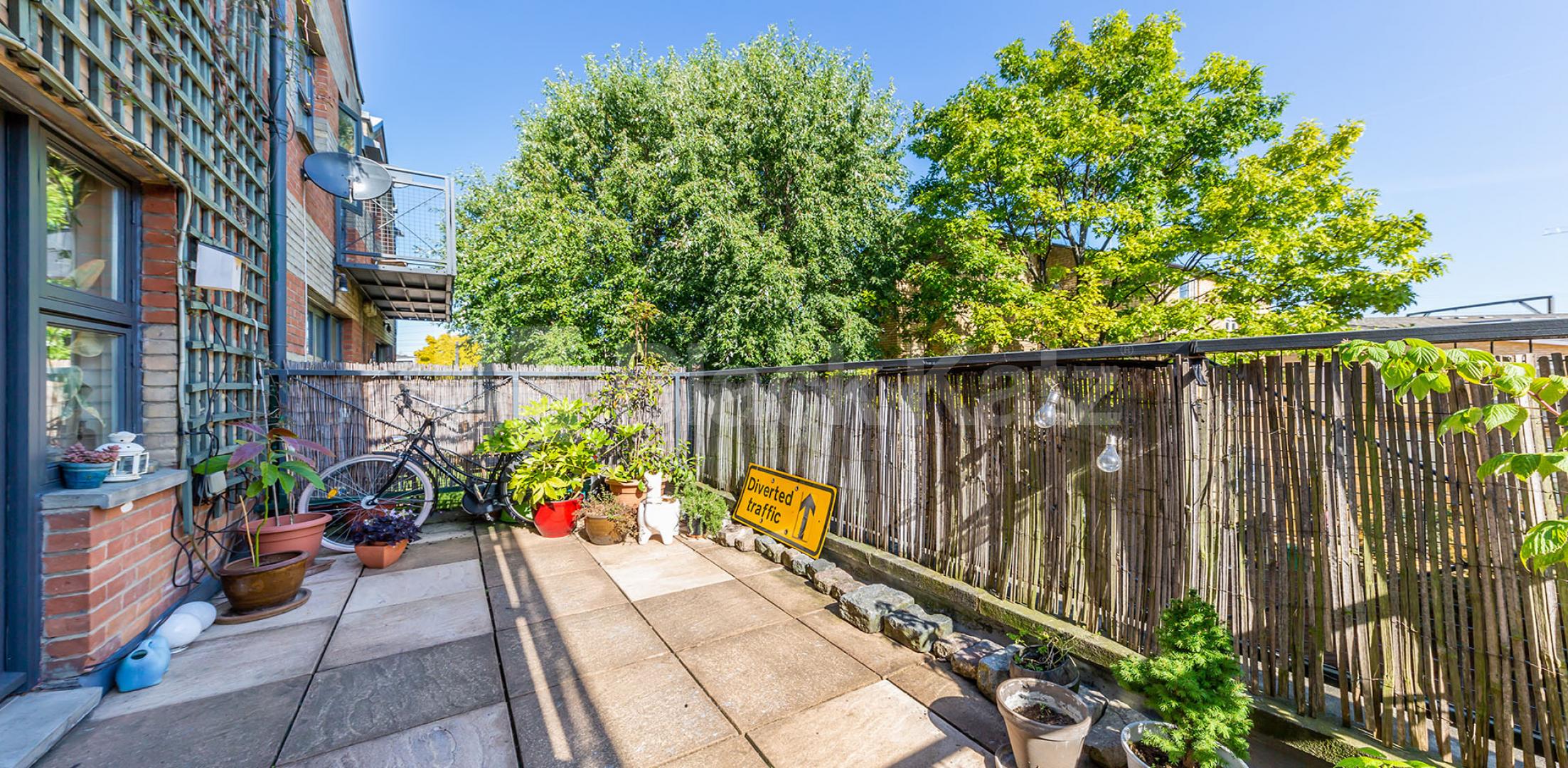 Superb modern two double bedroom flat with a private terrace mins to tube Baynes Street, Camden